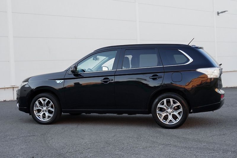 Mitsubishi Outlander 2.0 PHEV 4x4 - fotka 10 z 34
