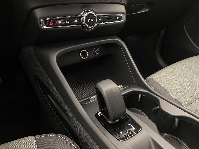 Volvo XC40 T2 MOMENTUM REZERVACE - fotka 26 z 44