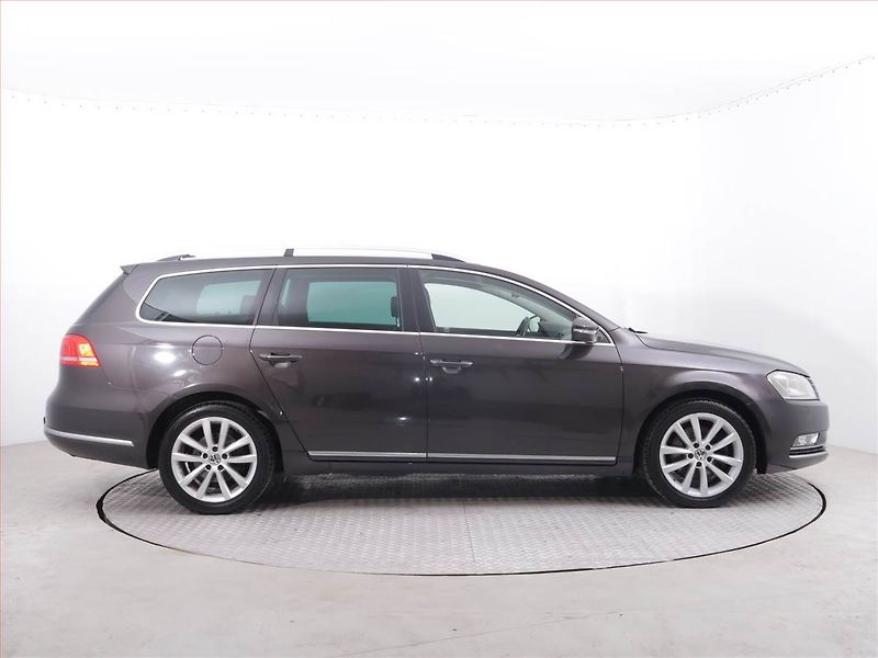 Volkswagen Passat (2011) 2.0 TDI, Xenony, Tempomat - fotka 6 z 19