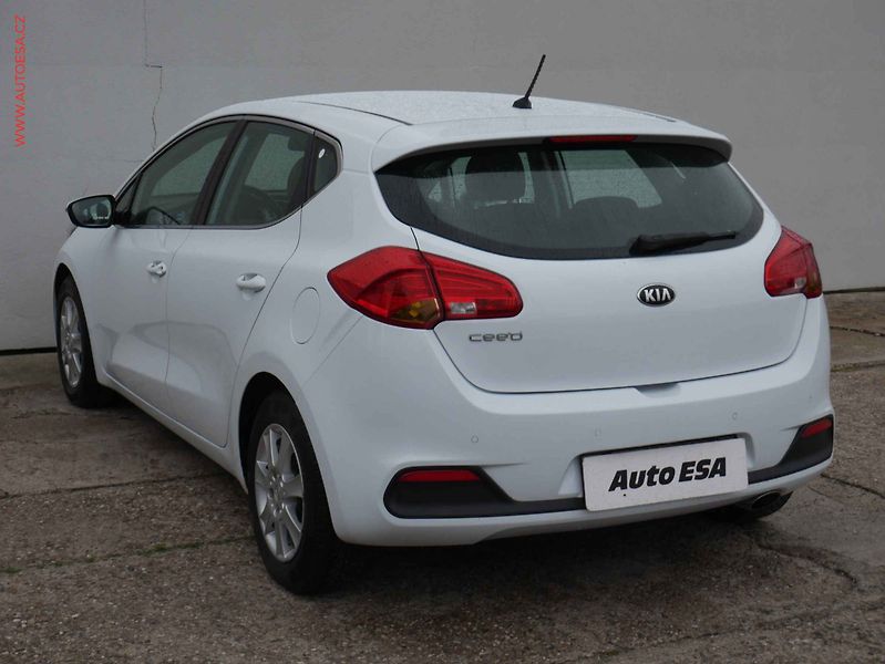 Kia Ceed (2012) 1.4CVVT, 2.maj,ČR, P.čidla - fotka 4 z 15
