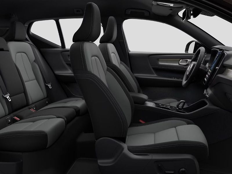 Volvo XC40 PLUS B3 FWD 120kW - fotka 6 z 11