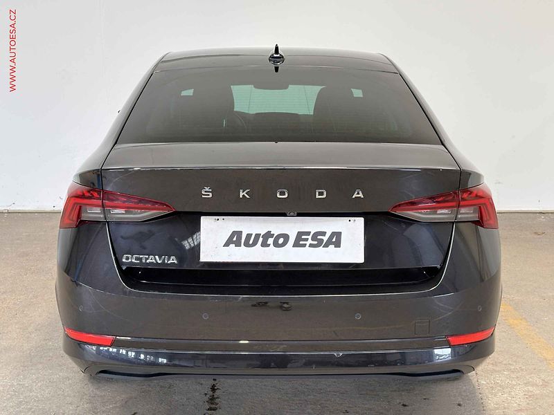 Škoda Octavia (2021) 1.5TSi, ČR, AC, výhřev sed. - fotka 5 z 17