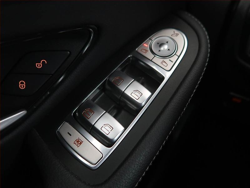 Mercedes-Benz GLC (2022) 300 de 4MATIC - fotka 22 z 23