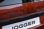 Lidé z rumunské automobilky našli nové způsoby, jak šetřit. Třeba na zádi jsou místa loga a plastických nápisů jen natištěná písmena