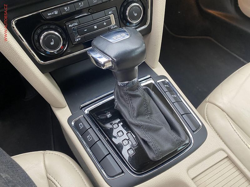 Škoda Superb (2010) 2.0 TDi, Elegance, DSG, bixen - fotka 16 z 18