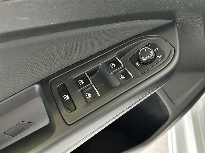 Volkswagen Golf 1,5   TSI,96kW,SERVISKA,LIFE - fotka 8 z 28