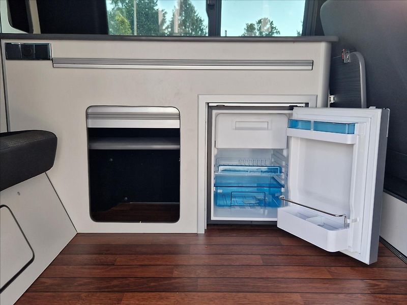 Volkswagen T6.1 2,0 TDI CAMPING VESTAVBA 4MÍST - fotka 17 z 41