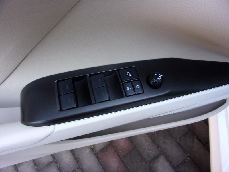 Toyota Camry 2.5i black white edition - fotka 11 z 18
