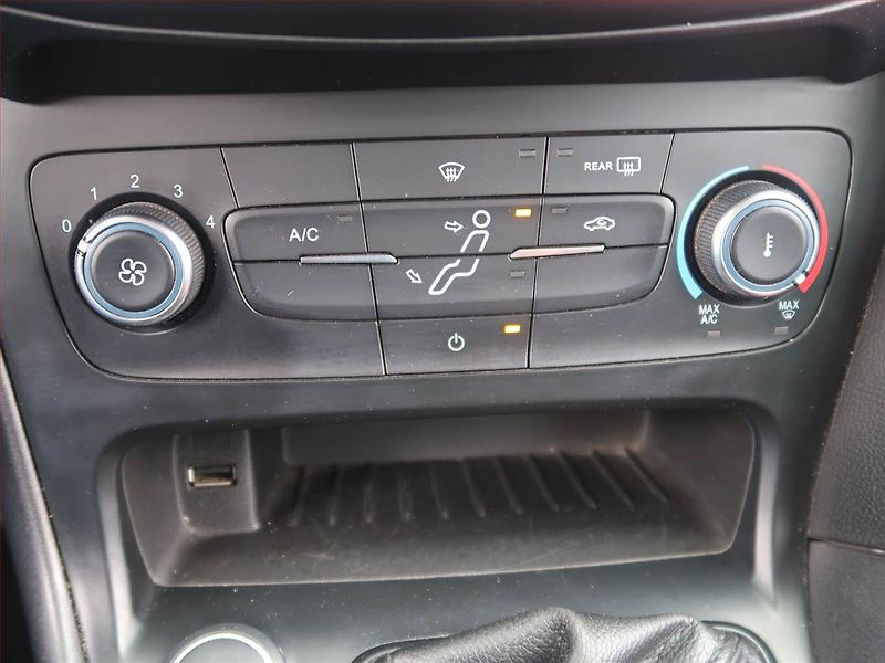 Ford Focus (2015) 1.6 i, Serv.kniha - fotka 15 z 17