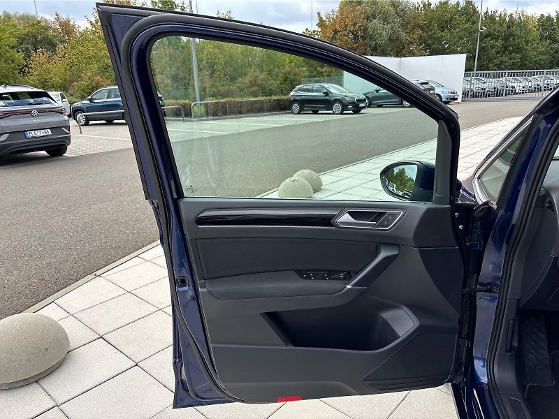 Volkswagen Touran 2,0TDi 140kW HIGHLINE BUSINESS - fotka 21 z 30