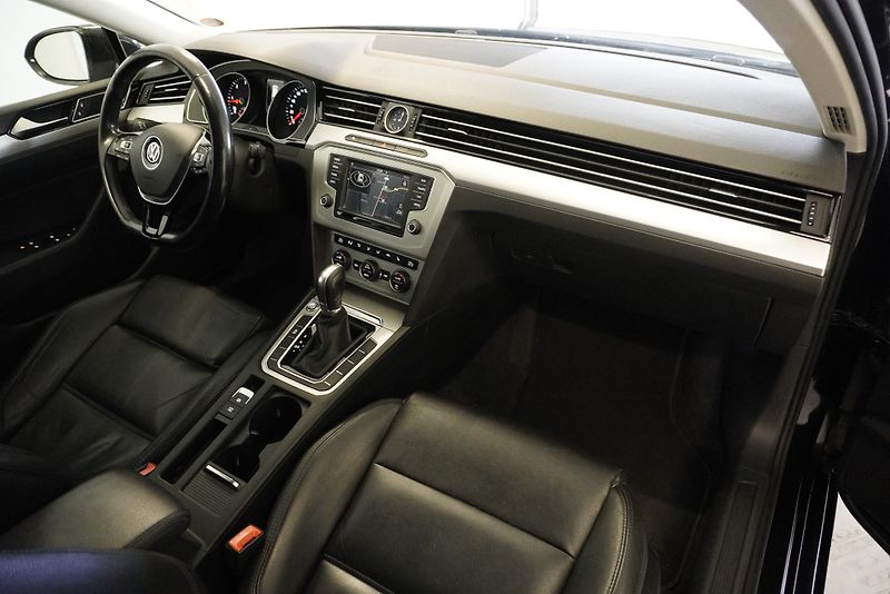 Volkswagen Passat 2.0TDi HIGHLINE DSG - fotka 27 z 42