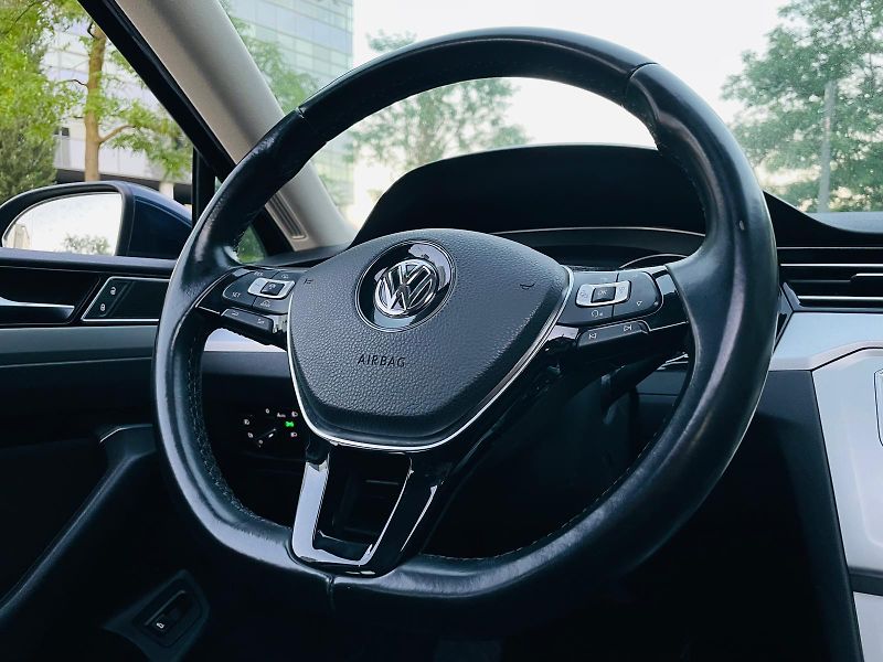 Volkswagen Passat 2.0TDI AUTOMAT KAMERY SERVISKA - fotka 25 z 49
