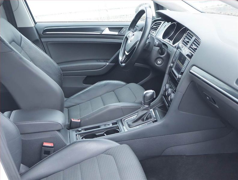 Volkswagen Golf (2015) Highline 2.0 TDI, Automat - fotka 9 z 20