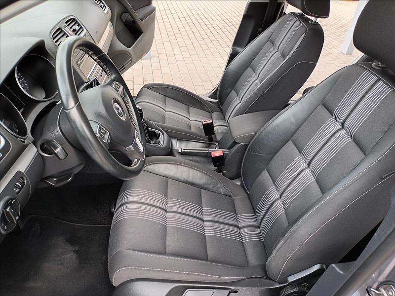 Volkswagen Golf 1,2 TSI,SERVIS,VÝHŘEV,PARKING - fotka 14 z 44