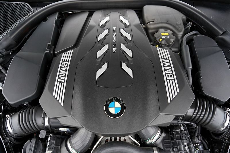 BMW Řada 7 750i xDrive Mpaket/530 PS - fotka 10 z 47