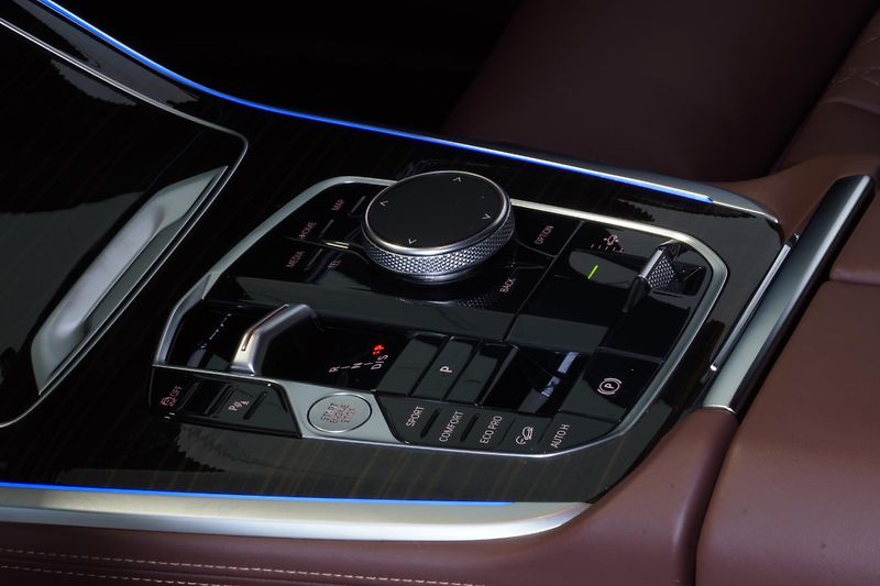 BMW X7 Xdrive40i,M-paket,ČR,1.M,Tažné - fotka 19 z 41
