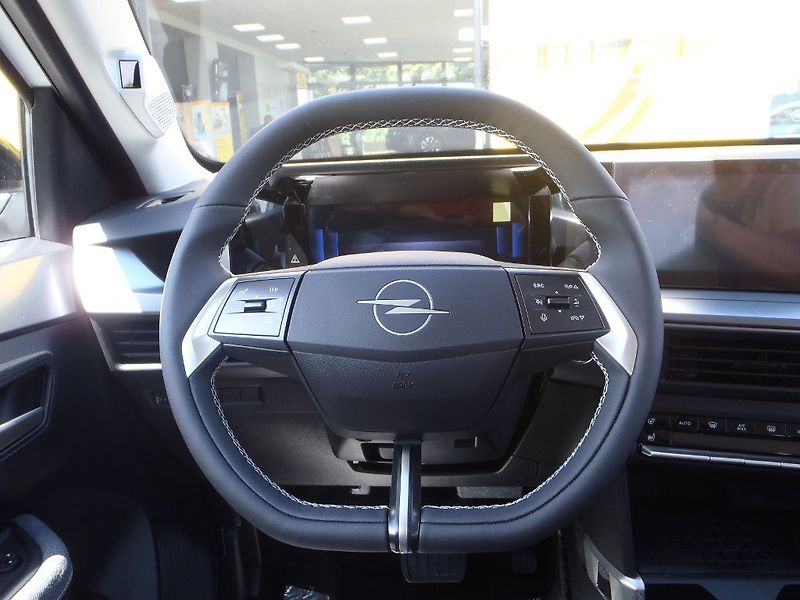 Opel Frontera Hybrid GS 1.2 Turbo 81kW - fotka 14 z 30