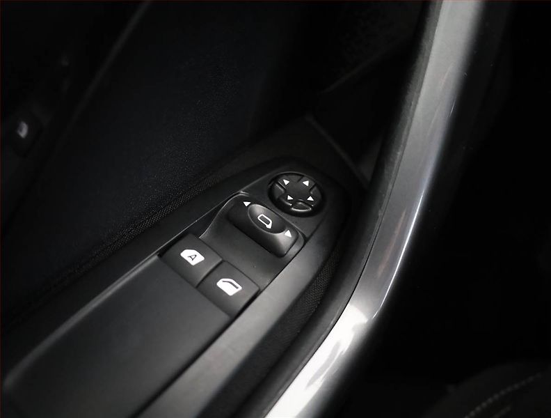 Peugeot 2008 (2018) 1.2 PureTech, Serv.kniha - fotka 14 z 15