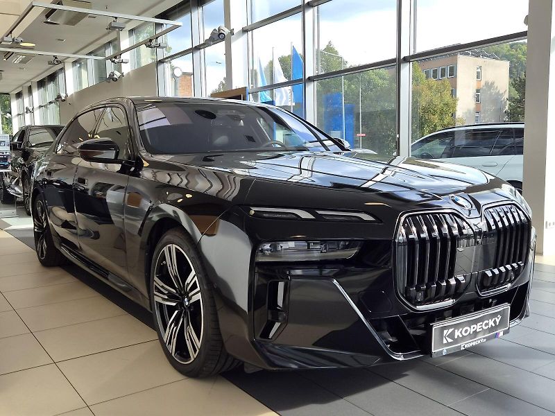 BMW Řada 7 740d xDrive - fotka 3 z 39
