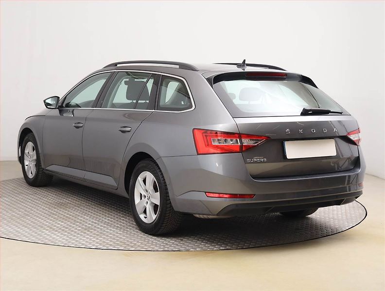 Škoda Superb (2023) Ambition 1.5 TSI - fotka 4 z 19