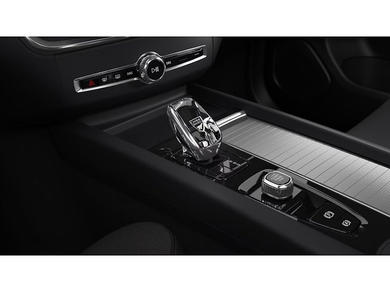 Volvo XC60 Plus Black Edition T6 AWD 262k - fotka 10 z 13