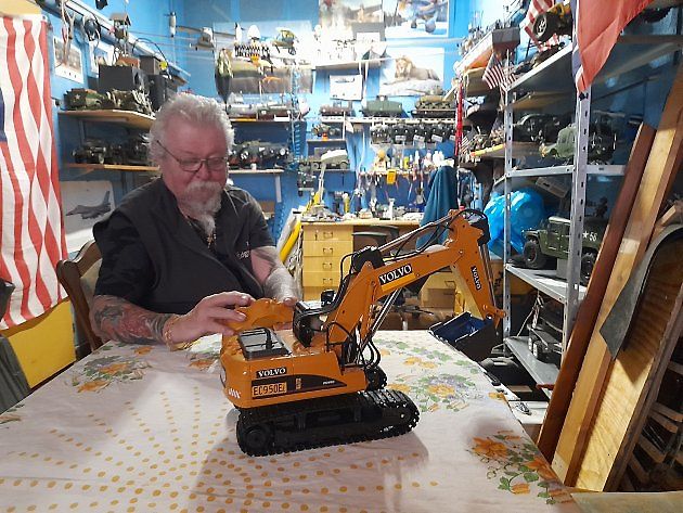 Luděk Novák s předělanou mechanickou hračkou bagru na funkční RC model., zdroj: Deník/Edvard D. Beneš