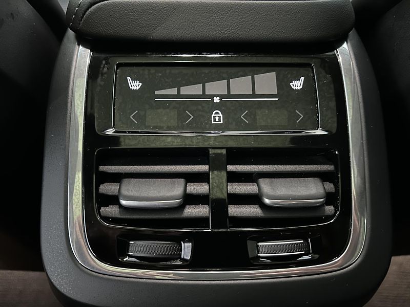 Volvo XC60 2.0  B4 4x4 ULTIMATE - fotka 33 z 48