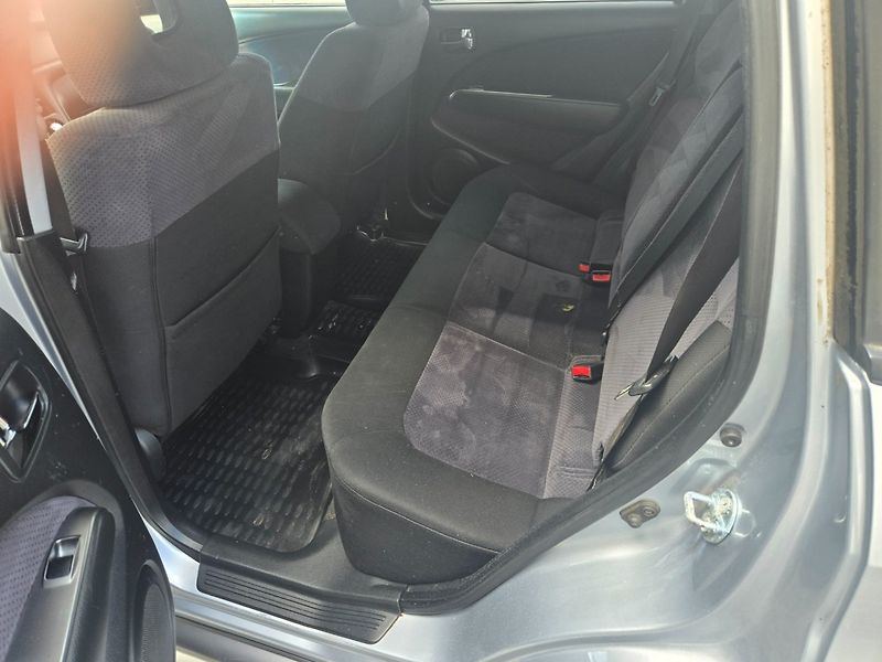 Mitsubishi Outlander (2005) 2.4 i 4x4 - fotka 14 z 28