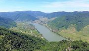 Pohled na údolí s řekou Dunaj z jednoho z kopců v oblasti Wachau.