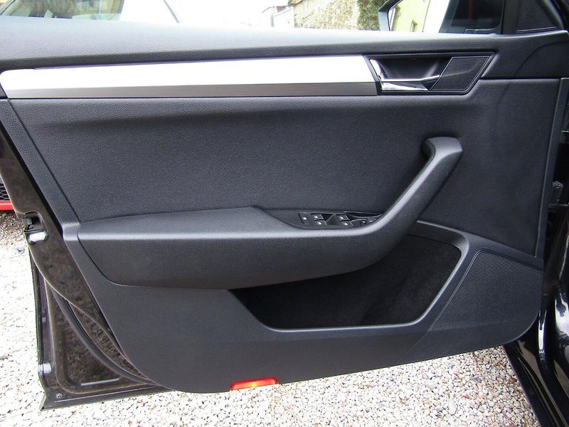 Škoda Superb (2015) 2.0 TDI 140kW DSG SPORT LINE - fotka 19 z 46