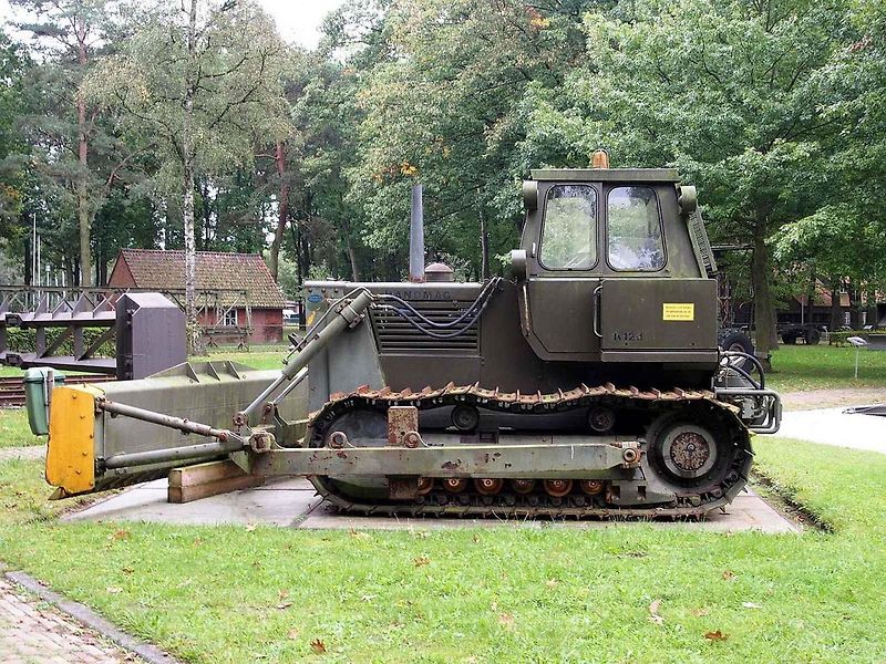 Buldozery mají své uplatnění hlavně jako významný pomocníci ve stavebnictví, zemědělství nebo při těžební činnosti. Na snímku je Buldozer Hanomag D600D.