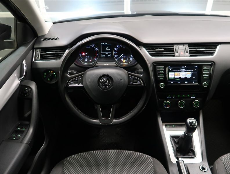 Škoda Octavia 1,2 TSI XENON VÝHŘEV 2x ALU - fotka 11 z 33