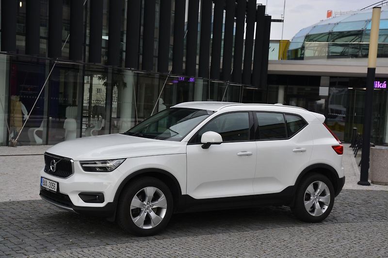 Volvo XC40 (2020) 2,0 D3 DRIVE-E Momentum PRO Aw - fotka 10 z 45