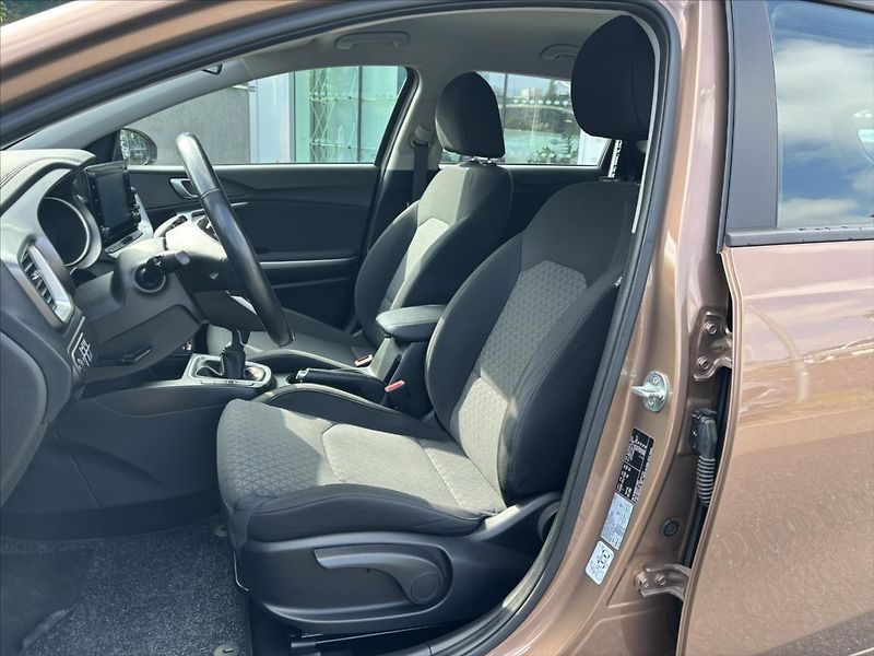 Kia Ceed 1,5 TGDi Spin ZÁRUKA KAMERA - fotka 10 z 35