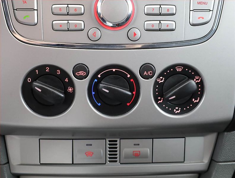Ford Focus (2009) 1.6 16V, Serv.kniha, nová STK - fotka 11 z 15
