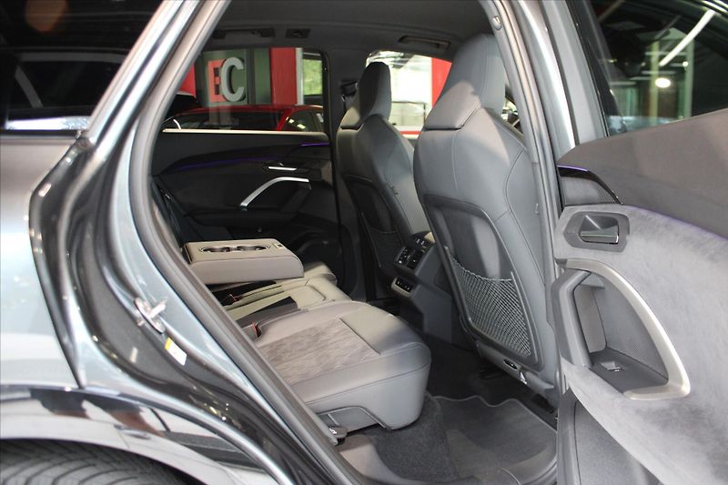 Audi Q5 TFSI quattro 150 kW S Line Tec - fotka 35 z 40