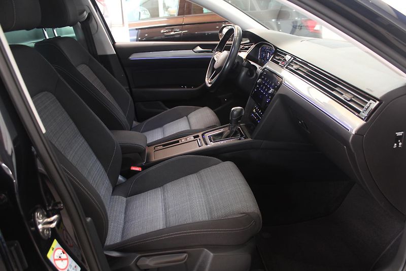 Volkswagen Passat (2021) 2.0TDI DSG Display LED - fotka 23 z 36