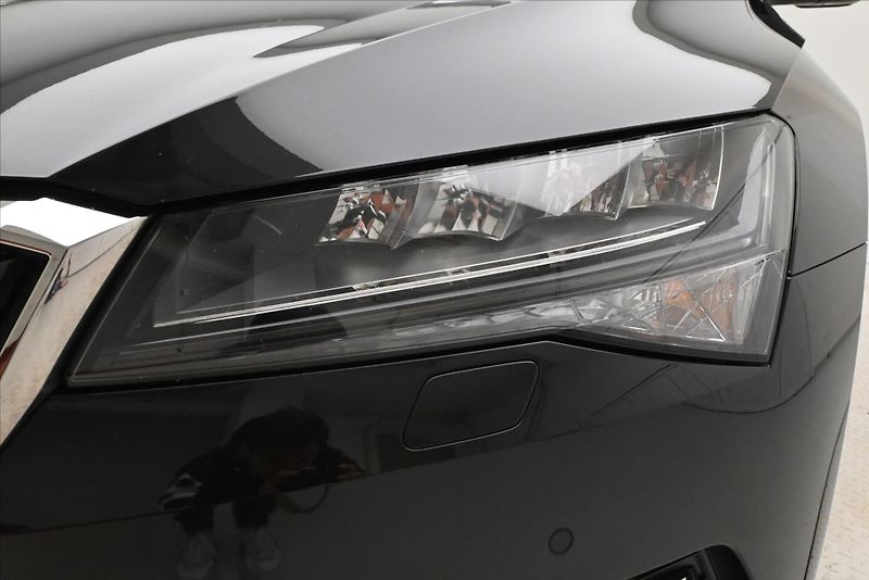 Škoda Superb 2,0 TDI 147 kW DSG STYLE Záruk - fotka 31 z 33