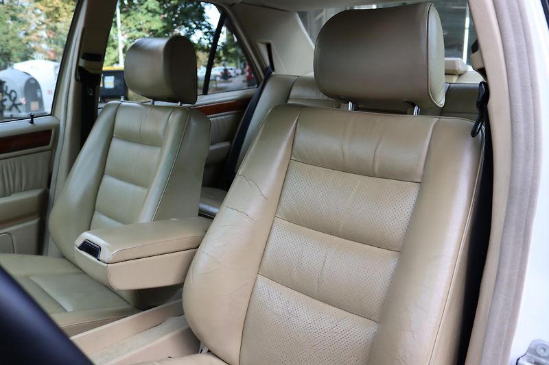 Mercedes-Benz 124 W124 320 E Sedan (1993) - fotka 29 z 32