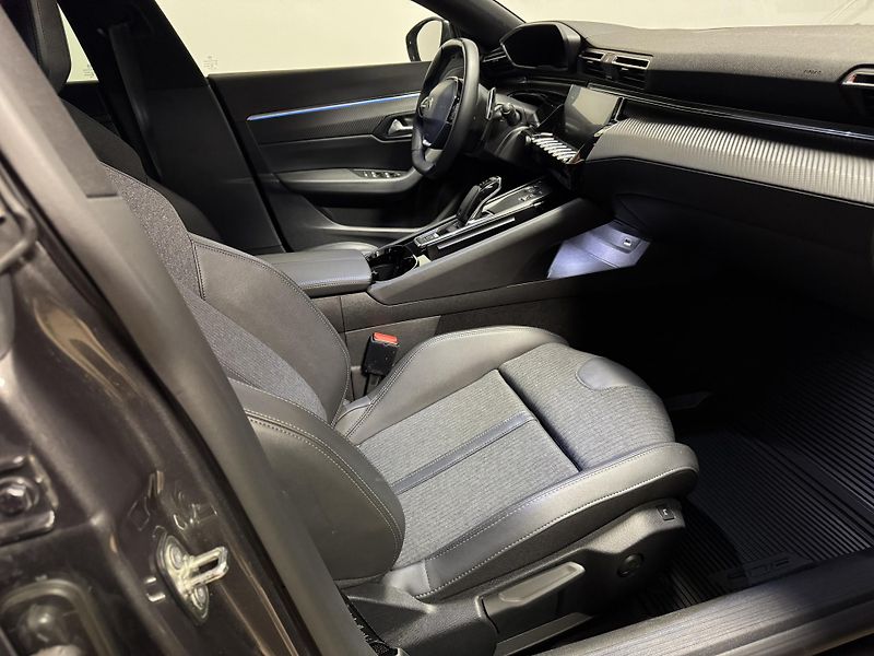 Peugeot 508 (2023) SW BlueHDi130 EAT8 ALLURE - fotka 32 z 40