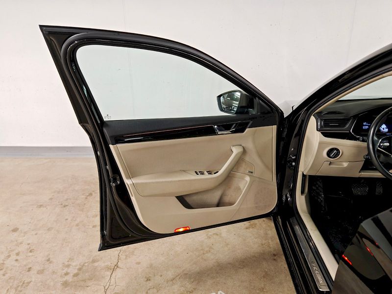 Škoda Superb (2022) 2.0 TDI 147 kW DSG 4x4 L&K - fotka 21 z 31