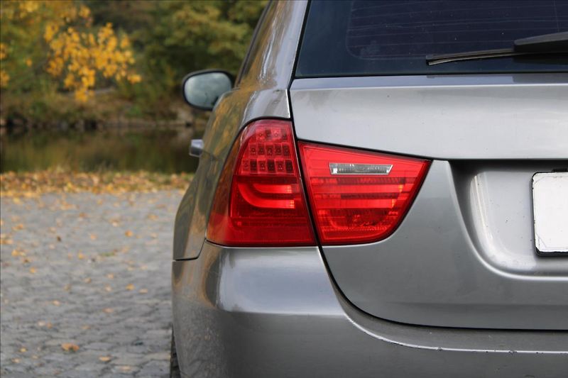 BMW Řada 3 318d Touring / M-Paket / Manuá - fotka 27 z 29