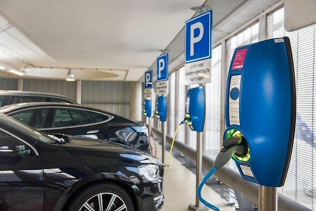 Dobíjecí stanice v parkovacím domě dobře ukazuje hlavní bod sporu u elektromobilů. Samotné parkování bývá menší problém než instalace a používání nabíječky v uzavřeném prostoru, kde musí být vyřešená elektroinstalace, požární signalizace a odvod kouře., zdroj: Hugosbento /Wikimedia CC 4.0