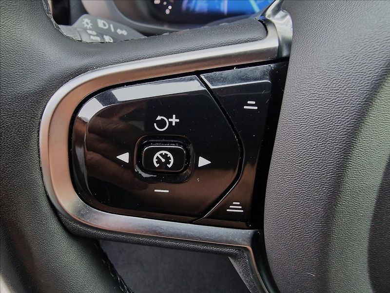 Volvo XC60 B5 184kW Plus Dark Auto,1.Maj - fotka 23 z 50