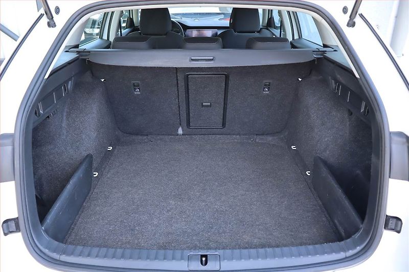 Škoda Octavia (2022) 1.0 TSI, Tempomat - fotka 14 z 25