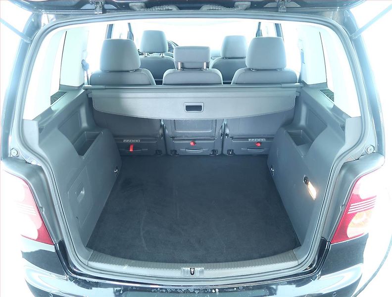 Volkswagen Touran (2009) Highline 1.4 TSI, Tempomat - fotka 13 z 17
