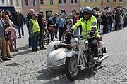 Stovka nablýskaných motocyklů a automobilů předválečné a meziválečné éry vyrazila v neděli z Horního náměstí v Přerově na spanilou jízdu regionem. Nejstarší účastnicí byla 88letá Libuše Šulcová. Vyrazila na motocyklu BSA 770 se sidecarem z roku 1928.