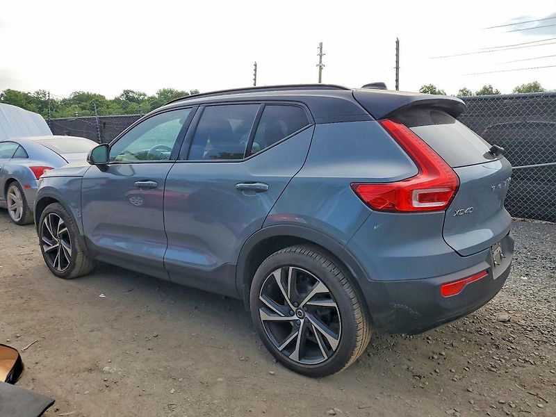 Volvo XC40 (2020) T5 R-DESIGN  - fotka 3 z 11