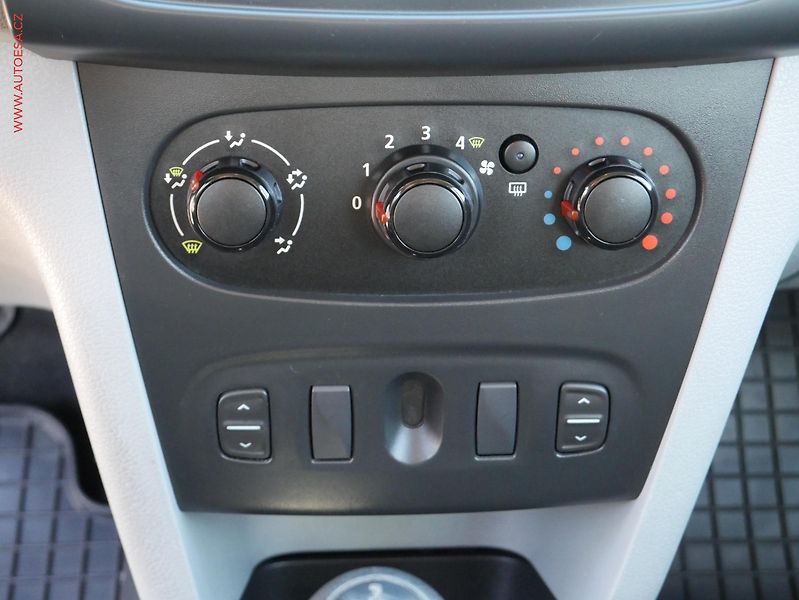 Dacia Sandero (2013) 1.2i, ČR, STK12/27 - fotka 13 z 15