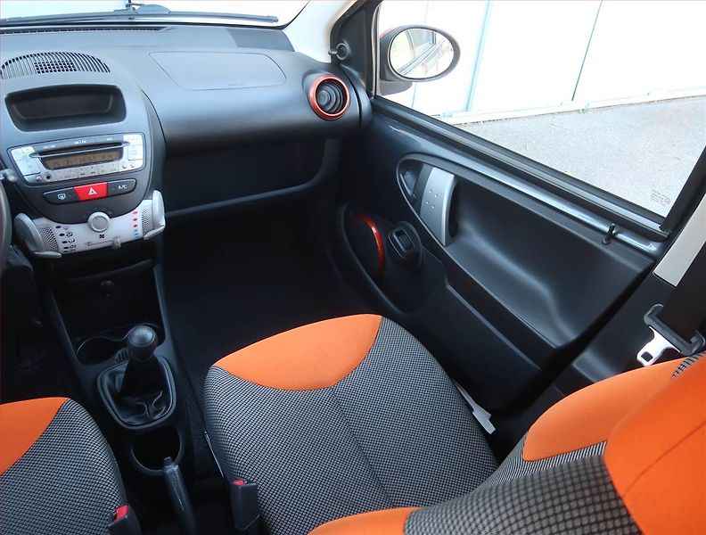 Toyota Aygo (2012) 1.0 VVT-i, Park. senzory - fotka 8 z 14